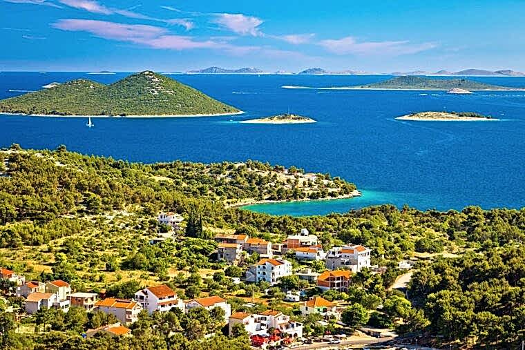 Yacht Charter Drage Guide