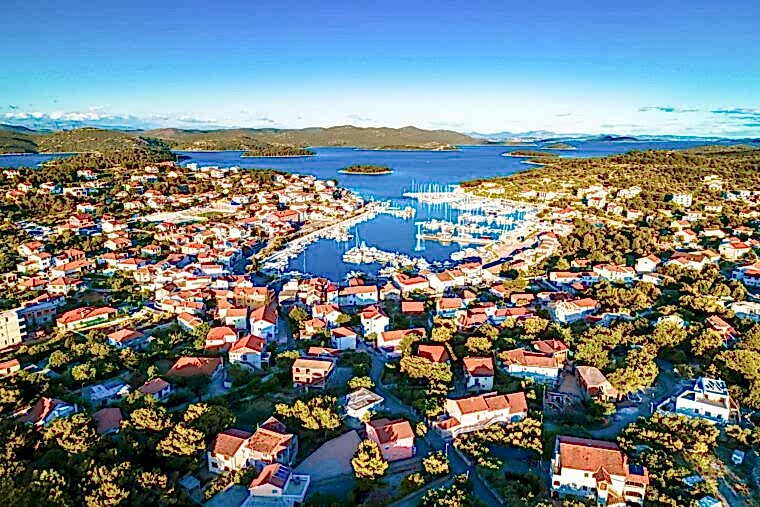 Yacht Charter Jezera Guide